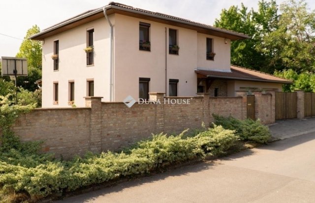 Eladó családi ház, Pécsett 200 M Ft, 5 szobás