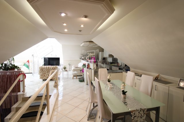 Eladó családi ház, Gödöllőn 180 M Ft, 4+3 szobás