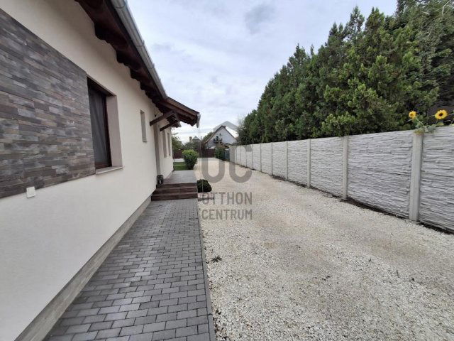 Eladó családi ház, Cegléden 97.9 M Ft, 3 szobás