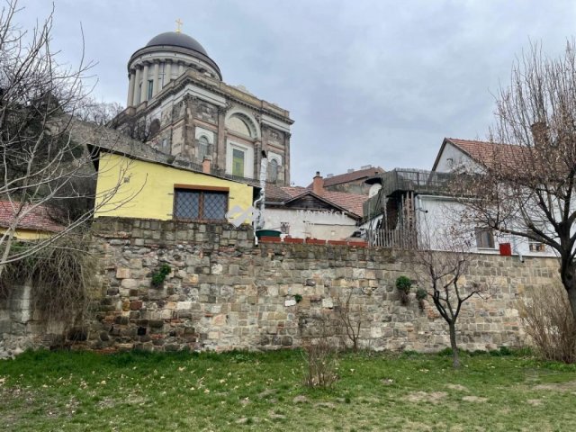 Eladó családi ház, Esztergomban 198.499 M Ft, 8 szobás