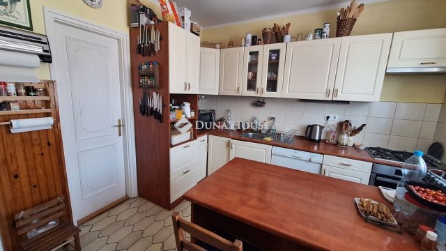 Eladó családi ház, Székesfehérvárott 125 M Ft, 6 szobás