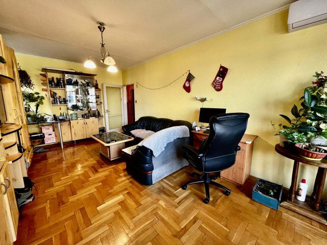 Eladó panellakás, Pécsett 56.9 M Ft, 3 szobás