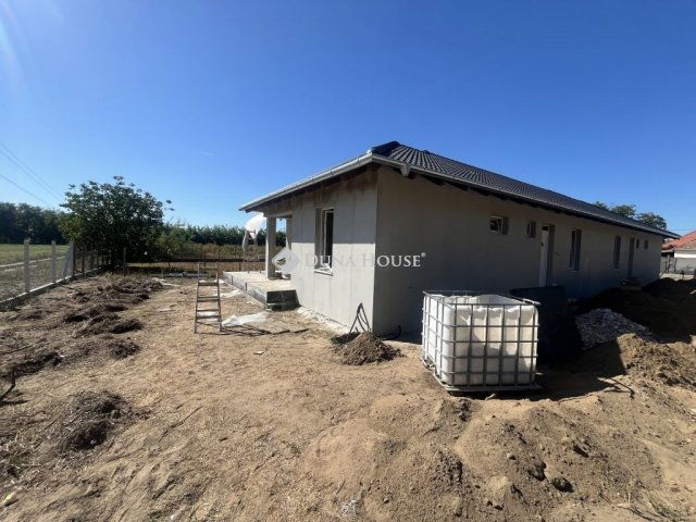 Eladó ikerház, Kakucson 85 M Ft, 4 szobás / költözzbe.hu