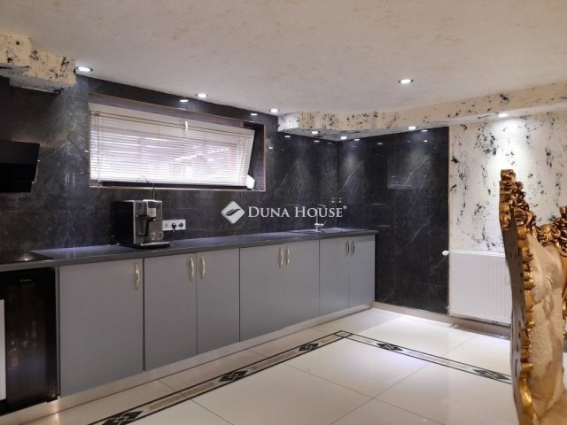 Eladó családi ház, Turán 159.9 M Ft, 4 szobás