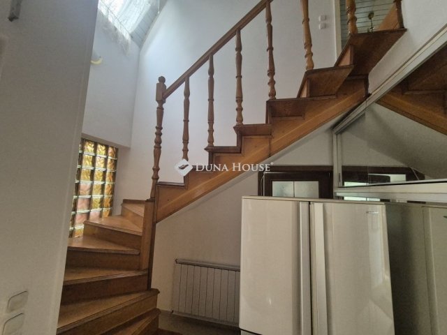 Eladó családi ház, Siófokon 287.3 M Ft, 9 szobás