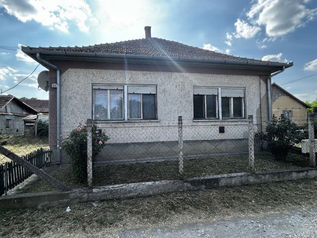 Eladó családi ház, Jászladányon 9 M Ft, 2 szobás