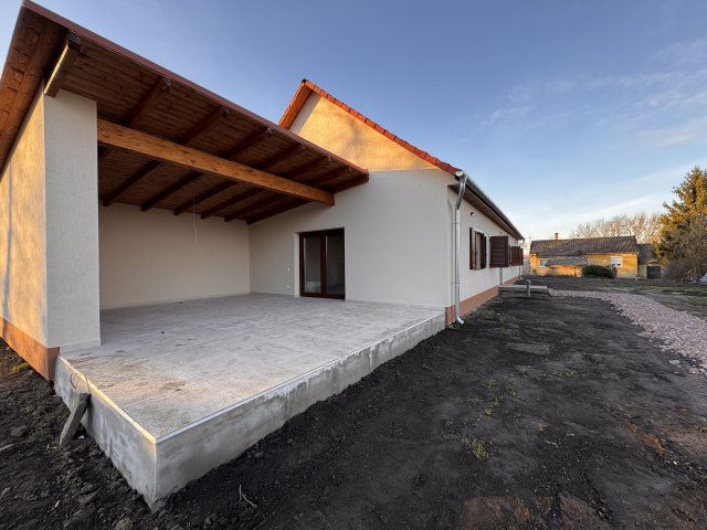 Eladó családi ház, Bicsérden 64.9 M Ft, 3 szobás