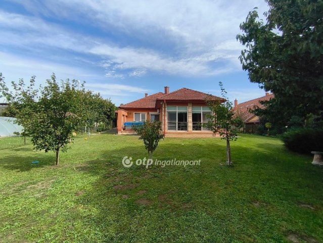 Eladó családi ház, Kápolnásnyéken 159.9 M Ft, 4 szobás