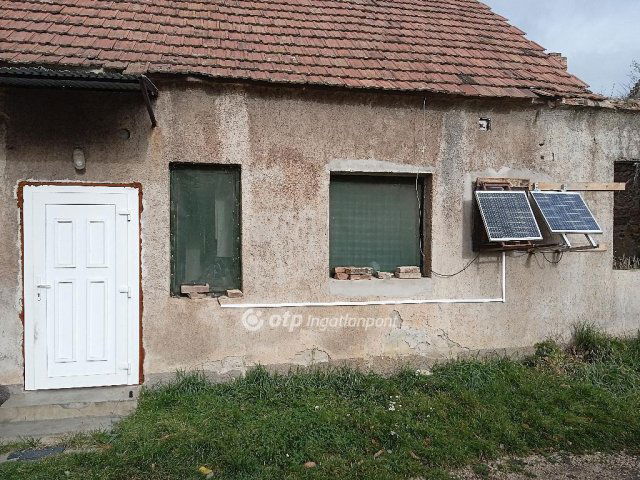 Eladó téglalakás, Ajkán 7.5 M Ft, 1 szobás