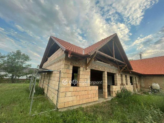 Eladó családi ház, Látrányon 62.8 M Ft, 9 szobás