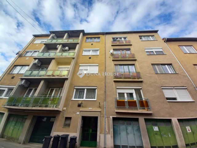 Kiadó téglalakás, albérlet, Pécsett 160 E Ft / hó, 2 szobás