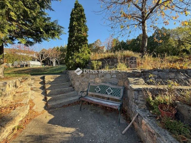 Eladó családi ház, Pécsett 95 M Ft, 2 szobás