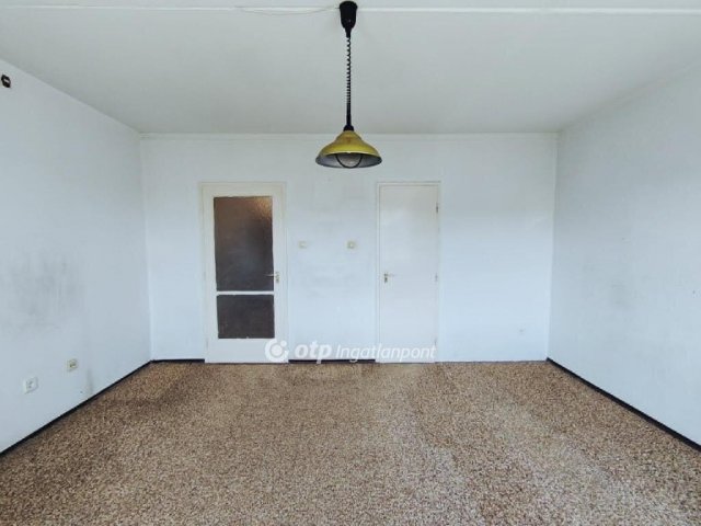 Eladó panellakás, Ajkán 26.9 M Ft, 1 szobás