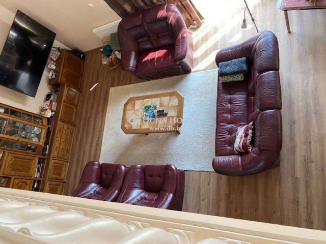 Eladó családi ház, Pécsett 381 M Ft, 6 szobás