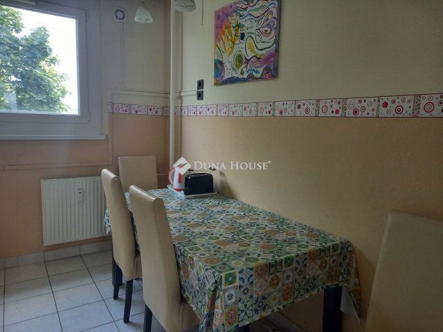 Eladó panellakás, Tiszaújvárosban, Barcsay Jenő téren 24.9 M Ft