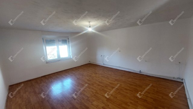 Eladó családi ház, Száron 40.99 M Ft, 2 szobás