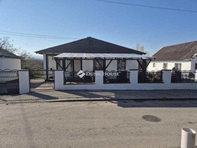 Eladó családi ház, Esztergomban 59.9 M Ft, 3 szobás