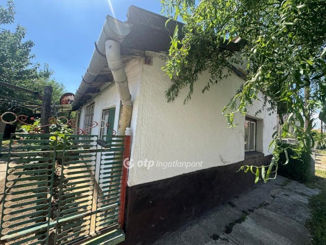 Eladó családi ház, Tiszafüreden 17 M Ft, 2 szobás
