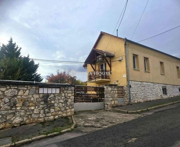 Eladó téglalakás, Pécsett 44.99 M Ft, 4 szobás