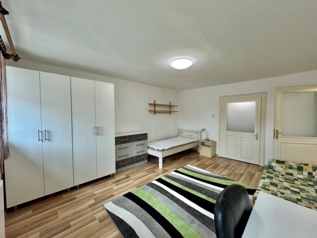 Kiadó téglalakás, albérlet, Pécsett 210 E Ft / hó, 3 szobás