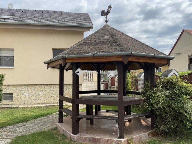 Eladó családi ház, Sárváron 209.99 M Ft, 9 szobás