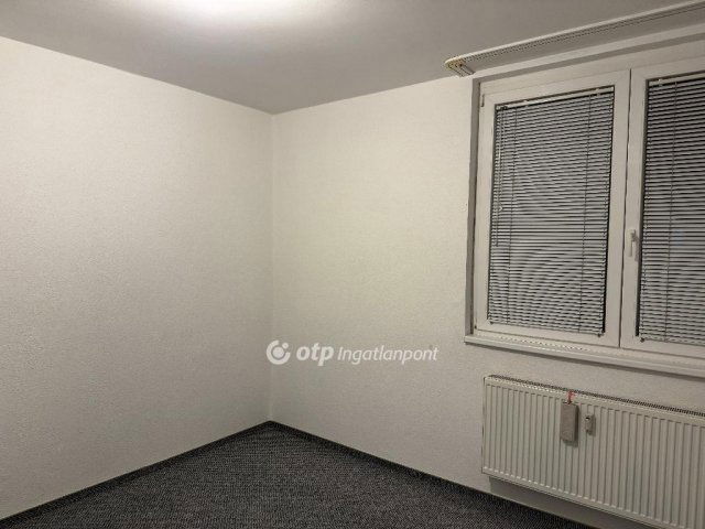 Eladó téglalakás, Dunaújvárosban 33.49 M Ft, 2 szobás