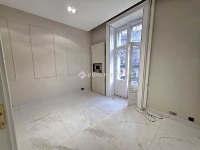 Eladó téglalakás, Budapesten, VI. kerületben 450 M Ft, 2 szobás