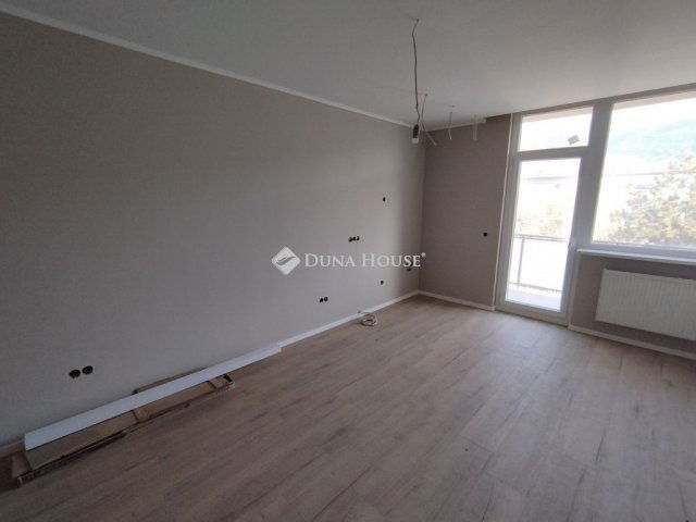 Eladó téglalakás, Tatabányán 39.99 M Ft, 2 szobás