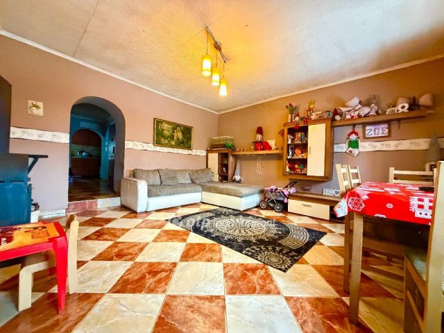 Eladó családi ház, Pápateszéren 13.99 M Ft, 3 szobás