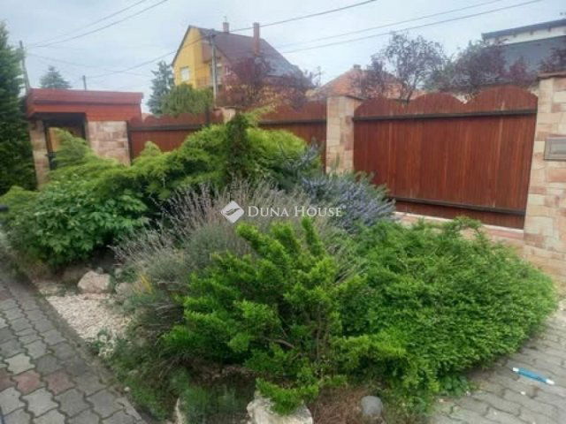 Eladó családi ház, Vecsésen 198.9 M Ft, 6 szobás