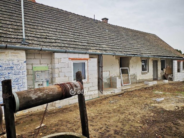 Eladó családi ház, Dunaföldváron 24.9 M Ft, 4 szobás