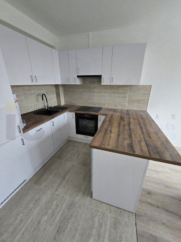 Eladó panellakás, Szegeden, Lomnici utcában 69.9 M Ft, 2+2 szobás