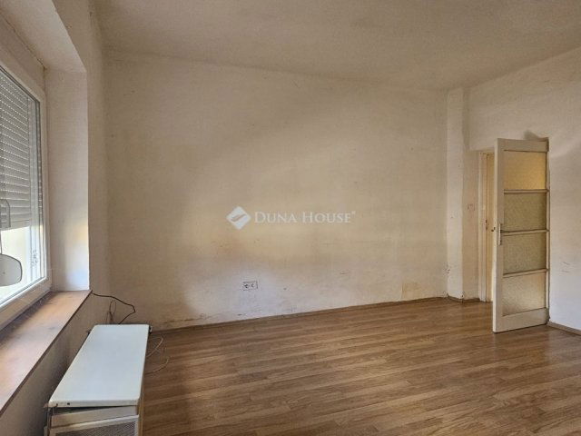 Eladó családi ház, Pécsett 85 M Ft, 7 szobás