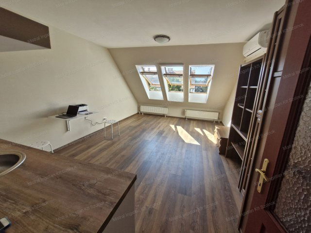 Eladó téglalakás, Szolnokon 22.99 M Ft, 1 szobás