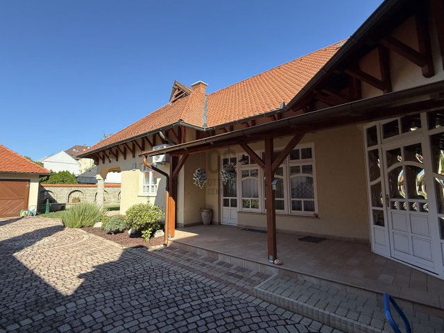 Eladó családi ház, Baján 209 M Ft, 4 szobás