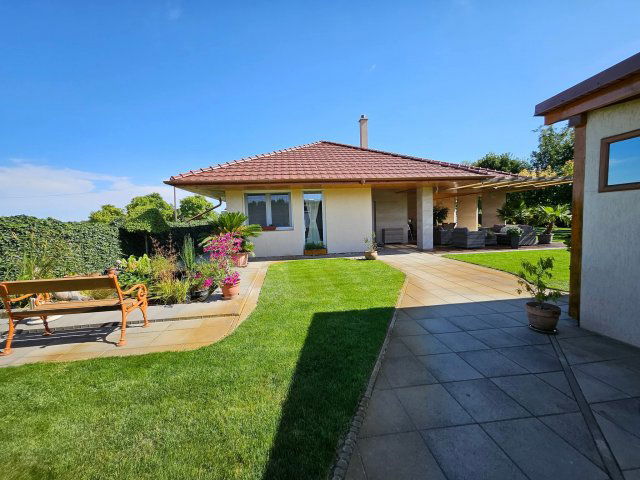 Eladó családi ház, Zsombón 230 M Ft, 4 szobás