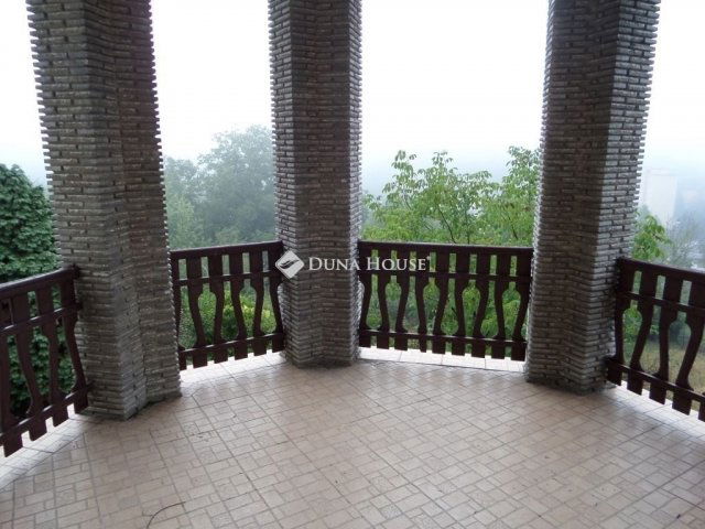 Eladó családi ház, Komlón 80 M Ft, 6 szobás