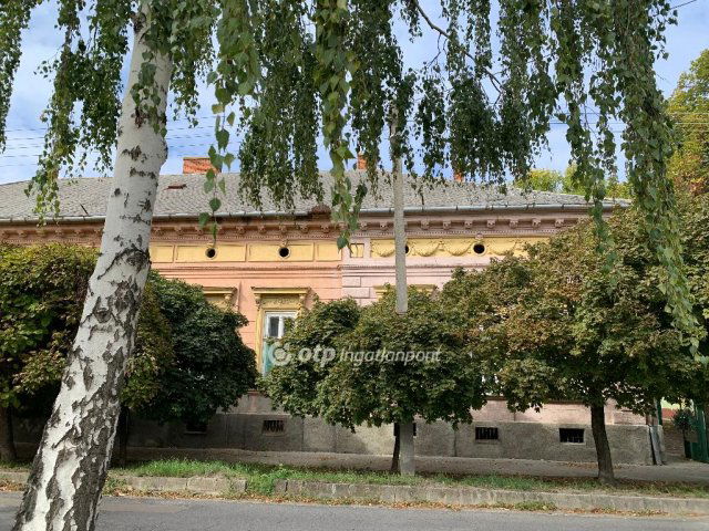 Eladó téglalakás, Túrkevén 9.9 M Ft, 1 szobás