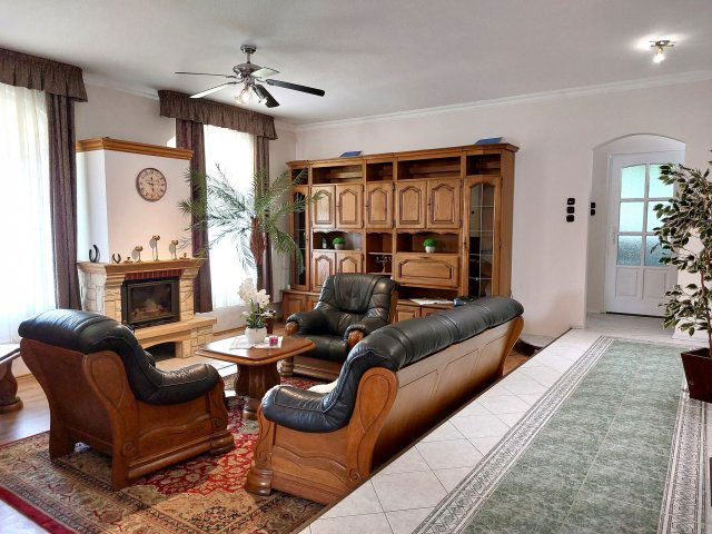 Eladó családi ház, Szolnokon 139 M Ft, 6+2 szobás