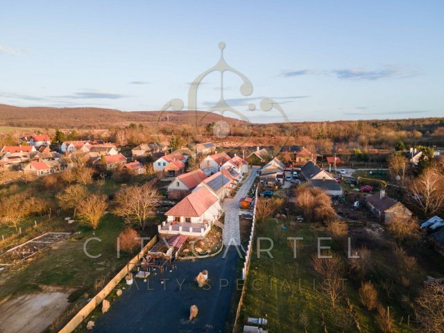 Eladó hotel, Kővágóörsön 880 M Ft, 14 szobás