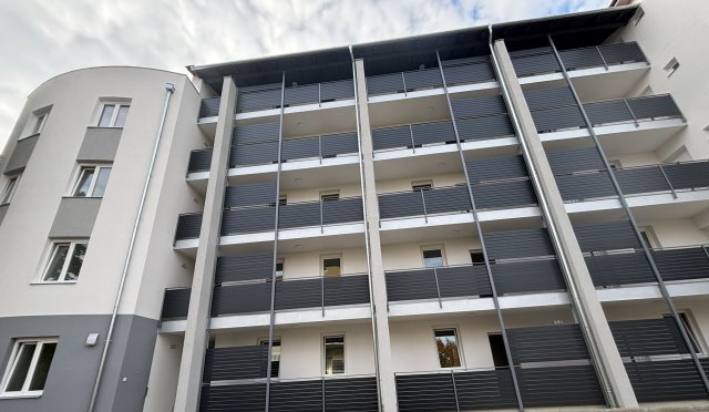 Eladó téglalakás, Tapolcán 60.63 M Ft, 1+1 szobás