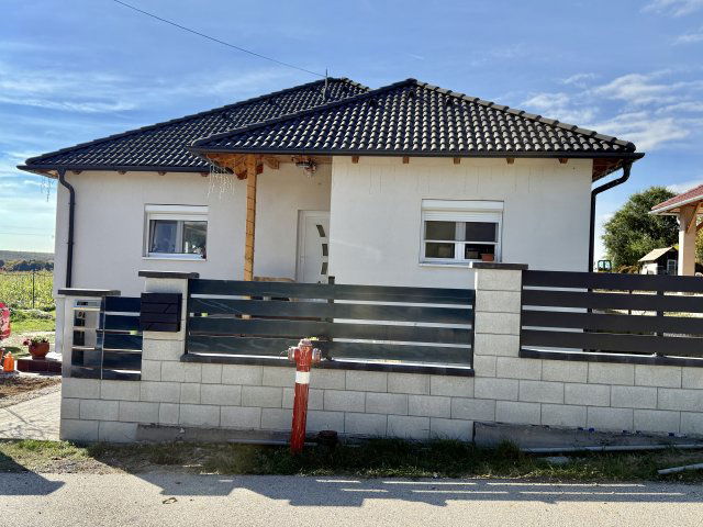 Eladó családi ház, Szentkirályszabadján 159 M Ft, 3 szobás