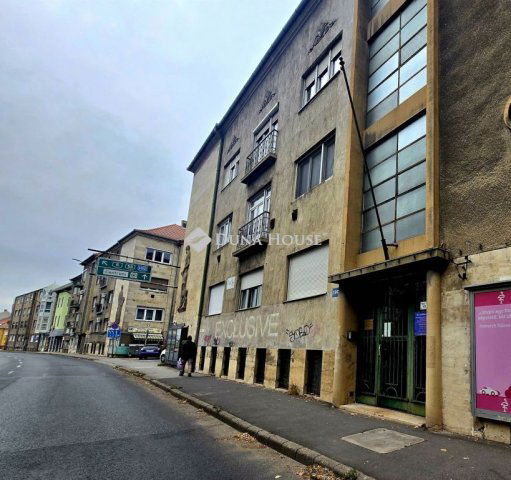 Eladó téglalakás, Pécsett, Rákóczi úton 24.99 M Ft, 1 szobás