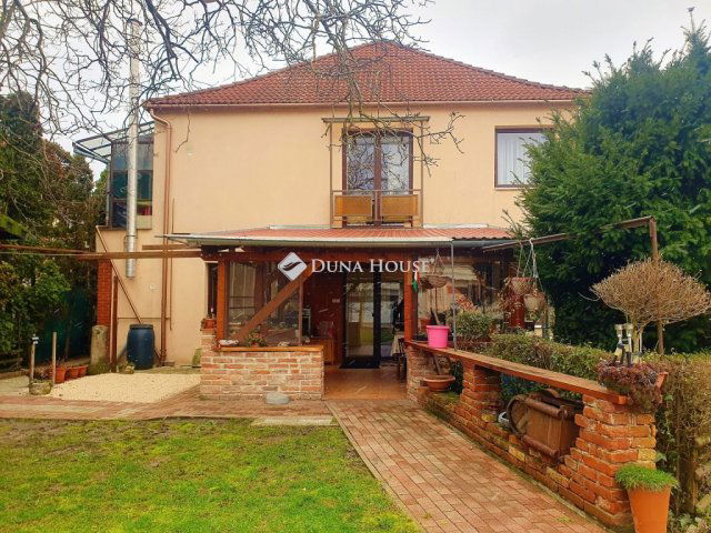 Eladó családi ház, Pécsett 165 M Ft, 8 szobás
