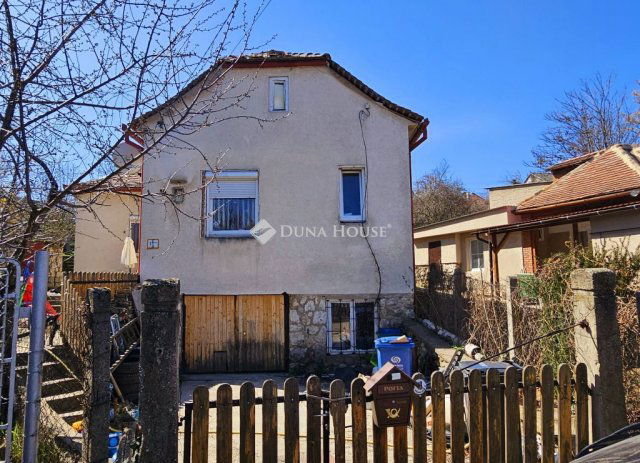Eladó családi ház, Pécsett 34.9 M Ft, 2 szobás