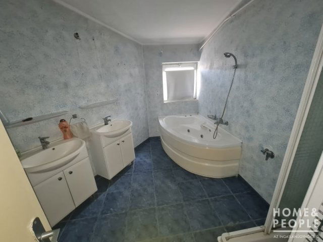 Eladó családi ház, Hódmezővásárhelyen 117 M Ft, 9 szobás