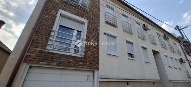 Kiadó téglalakás, albérlet, Pécsett 260 E Ft / hó, 3 szobás