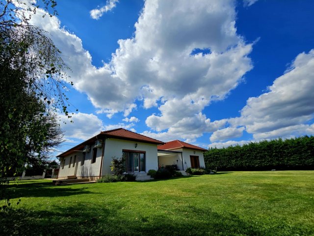 Eladó családi ház, Szadán 259 M Ft, 5+1 szobás