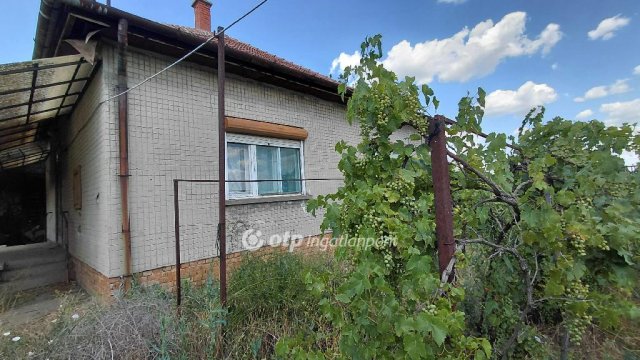 Eladó családi ház, Orosházán 6.8 M Ft, 2 szobás