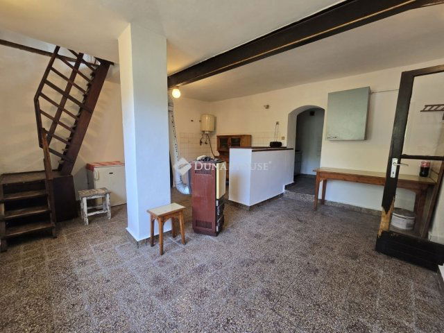 Eladó családi ház, Pécsett 44.9 M Ft, 4 szobás